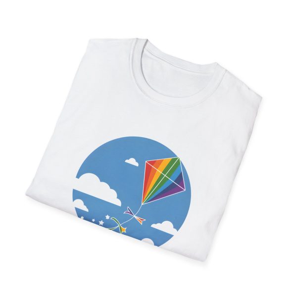 Tshirt LGBT+ cerf-volant avec queue arc-en-ciel volant dans le ciel design joyeux et coloré pour fierté LGBTQ+ shirt t-shirt - Image 16