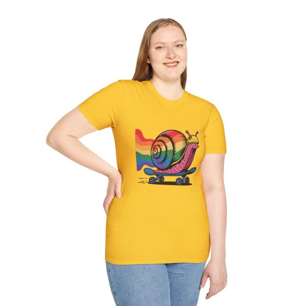 Tshirt LGBTQ+ escargot en skateboard avec fond arc-en-ciel design ludique et vibrant pour célébrer la fierté et inclusion LGBTQ+ t-shirt - Image 53