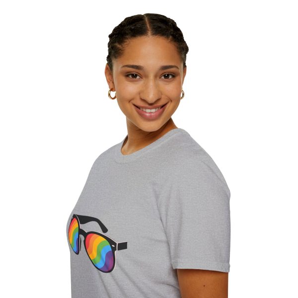 Tshirt LGBT+ lunettes de soleil arc-en-ciel sur fond noir design éclatant pour célébrer la fierté et diversité LGBTQ+ shirt t-shirt - Image 33