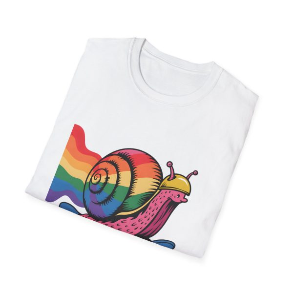 Tshirt LGBTQ+ escargot en skateboard avec fond arc-en-ciel design ludique et vibrant pour célébrer la fierté et inclusion LGBTQ+ t-shirt - Image 16