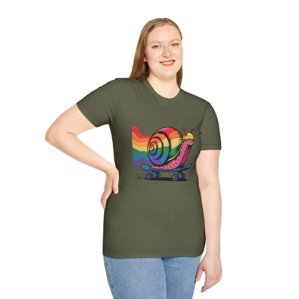 Tshirt LGBTQ+ escargot en skateboard avec fond arc-en-ciel design ludique et vibrant pour célébrer la fierté et inclusion LGBTQ+ t-shirt - Image 65