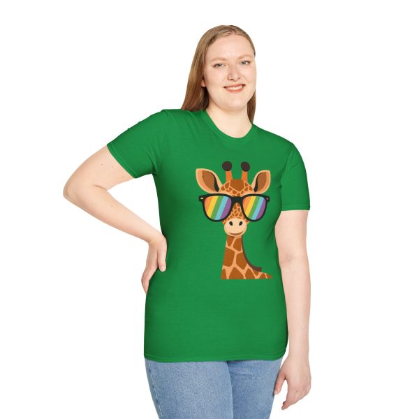 Tshirt LGBT+ girafe avec lunettes de soleil et rayure arc-en-ciel design humoristique et stylé pour fierté et soutien LGBTQ+ shirt t-shirt - Image 89