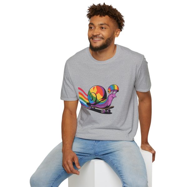 Tshirt LGBT+ escargot sur un skateboard avec roue arc-en-ciel design amusant et coloré pour célébrer la fierté LGBTQ+ shirt t-shirt - Image 36