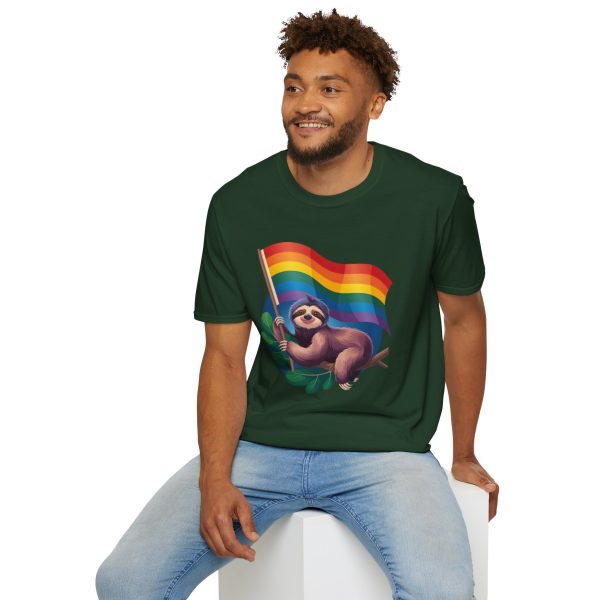 Tshirt Drapeau LGBT paresseux tenant un drapeau arc-en-ciel design amusant et mignon pour sensibilisation et inclusion LGBTQ+ shirt t-shirt - Image 84