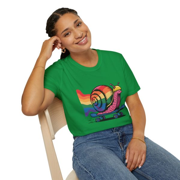 Tshirt LGBTQ+ escargot en skateboard avec fond arc-en-ciel design ludique et vibrant pour célébrer la fierté et inclusion LGBTQ+ t-shirt - Image 94