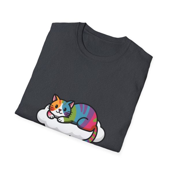 Tshirt LGBTQ+ chat allongé sur un nuage design mignon et apaisant pour célébrer l'amour et la diversité dans la communauté LGBTQ+ t-shirt - Image 4