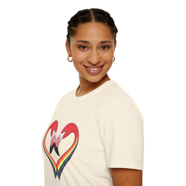 Tshirt LGBT+ flamants roses formant un coeur design symbolique pour célébration de l'amour et fierté LGBTQ+ et diversité shirt t-shirt - Image 45