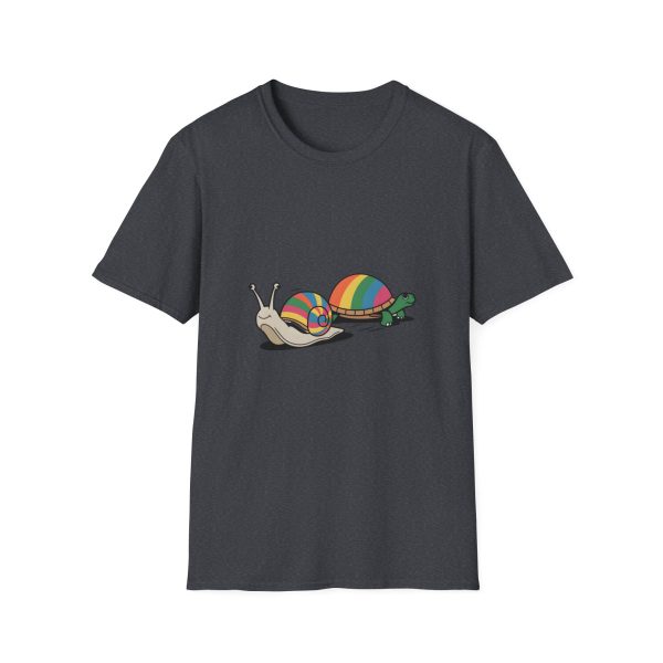 Tshirt LGBT+ deux escargots assis l'un à côté de l'autre design mignon et coloré pour célébrer l'amour et la diversité LGBTQ+ shirt t-shirt