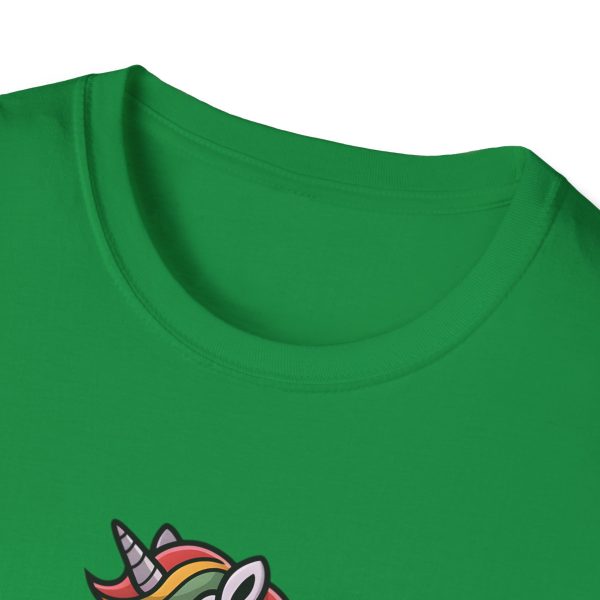 Tshirt Drapeau LGBT licorne sur un skateboard sur fond noir design amusant et coloré pour célébrer la diversité et la fierté LGBTQ+ t-shirt - Image 87