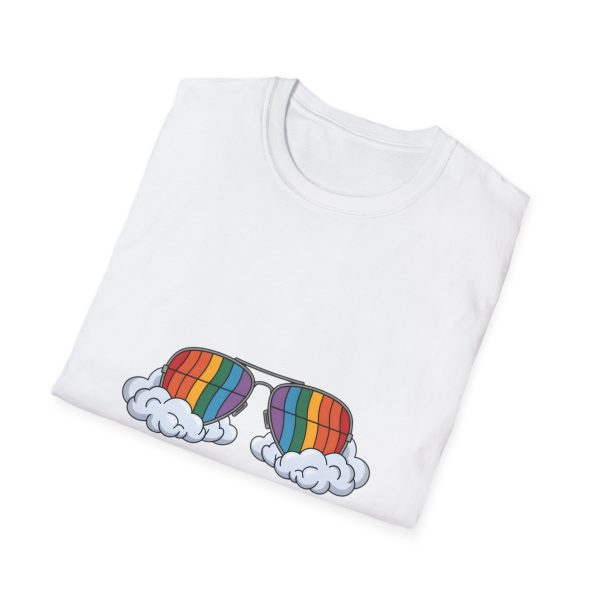 Tshirt LGBTQ+ lunettes de soleil arc-en-ciel avec nuages sur fond noir design stylé et éclatant pour célébrer la diversité LGBTQ+ t-shirt - Image 16