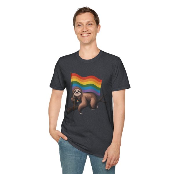 Tshirt Drapeau LGBT paresseux tenant un drapeau arc-en-ciel sur une branche design amusant et coloré pour sensibilisation LGBTQ+ t-shirt - Image 7