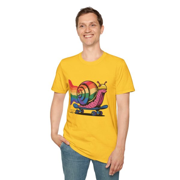 Tshirt LGBTQ+ escargot en skateboard avec fond arc-en-ciel design ludique et vibrant pour célébrer la fierté et inclusion LGBTQ+ t-shirt - Image 55