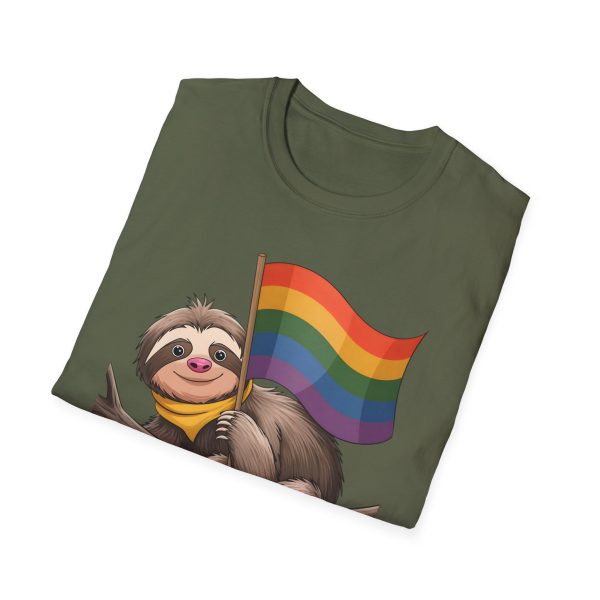 Tshirt Drapeau LGBT paresseux tenant un drapeau arc-en-ciel sur une branche design amusant pour soutien et sensibilisation LGBTQ+ t-shirt - Image 64