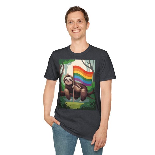 Tshirt Drapeau LGBT paresseux assis sur un arbre tenant un drapeau arc-en-ciel design décontracté et coloré pour fierté LGBTQ+ shirt t-shirt - Image 7