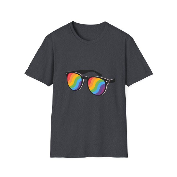 Tshirt LGBT+ lunettes de soleil arc-en-ciel sur fond noir design éclatant pour célébrer la fierté et diversité LGBTQ+ shirt t-shirt