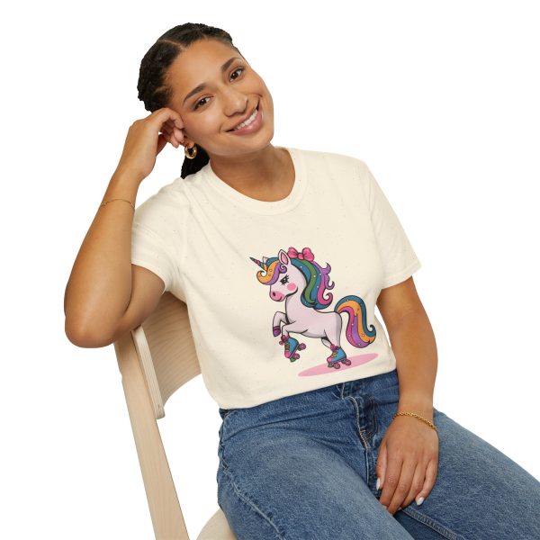 Tshirt Drapeau LGBT licorne sur un skateboard sur fond noir design vibrant et stylé pour sensibilisation à la diversité LGBTQ+ shirt t-shirt - Image 46