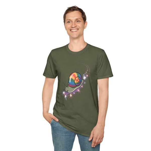 Tshirt LGBT+ escargot avec coquille colorée sur son dos design original et mignon pour célébrer la diversité et fierté LGBTQ+ shirt t-shirt - Image 67