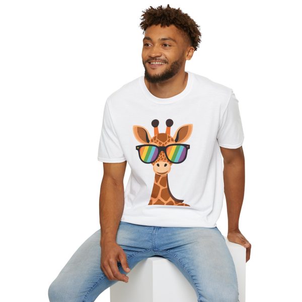 Tshirt LGBT+ girafe avec lunettes de soleil et rayure arc-en-ciel design humoristique et stylé pour fierté et soutien LGBTQ+ shirt t-shirt - Image 24