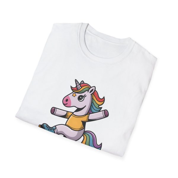 Tshirt Drapeau LGBT licorne sur un skateboard sur fond noir design amusant et coloré pour célébrer la diversité et la fierté LGBTQ+ t-shirt - Image 16