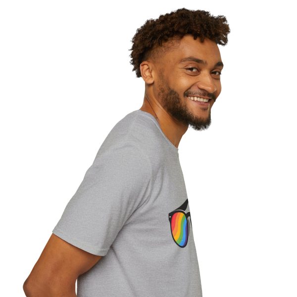 Tshirt LGBT+ lunettes de soleil arc-en-ciel sur fond noir design éclatant pour célébrer la fierté et diversité LGBTQ+ shirt t-shirt - Image 35