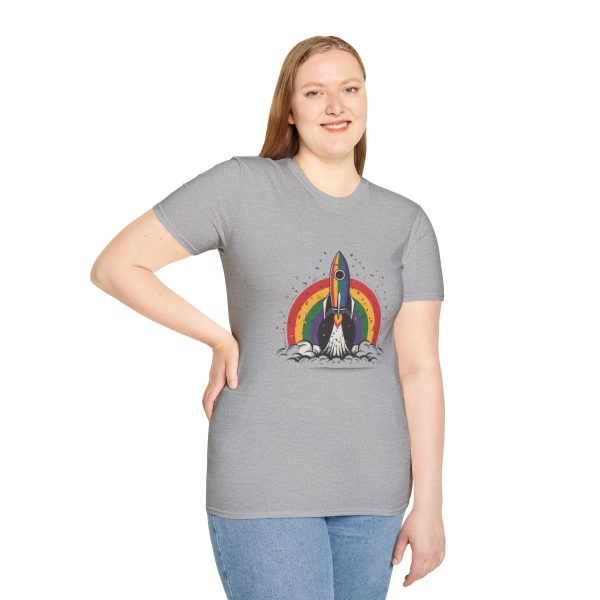 Tshirt LGBT+ fusée avec arc-en-ciel en arrière-plan design futuriste et coloré pour fierté et soutien à la communauté LGBTQ+ shirt t-shirt - Image 29