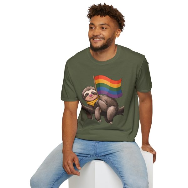 Tshirt Drapeau LGBT paresseux tenant un drapeau arc-en-ciel sur une branche design amusant pour soutien et sensibilisation LGBTQ+ t-shirt - Image 72