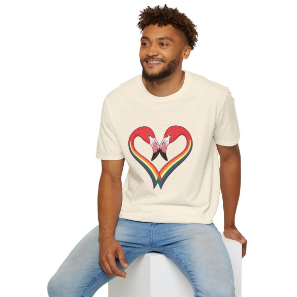 Tshirt LGBT+ flamants roses formant un coeur design symbolique pour célébration de l'amour et fierté LGBTQ+ et diversité shirt t-shirt - Image 48