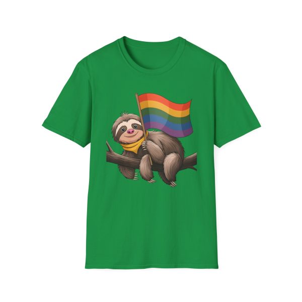 Tshirt Drapeau LGBT paresseux tenant un drapeau arc-en-ciel sur une branche design amusant pour soutien et sensibilisation LGBTQ+ t-shirt - Image 85