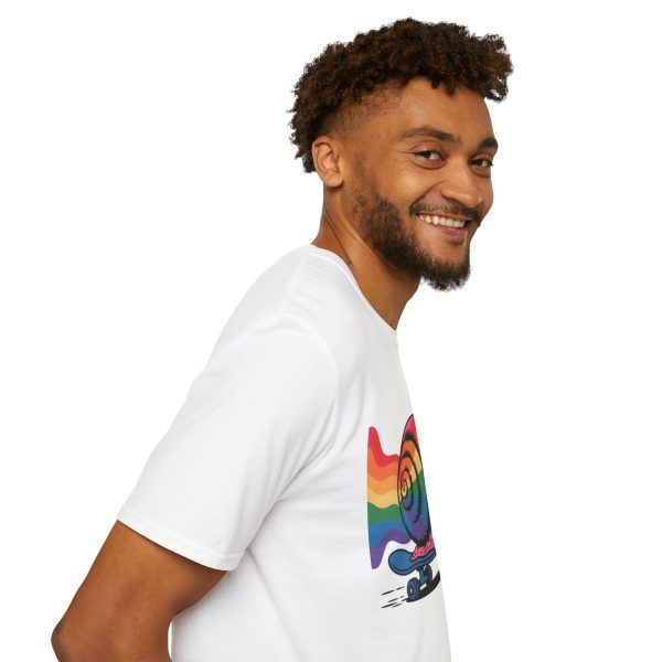 Tshirt LGBTQ+ escargot en skateboard avec fond arc-en-ciel design ludique et vibrant pour célébrer la fierté et inclusion LGBTQ+ t-shirt - Image 23