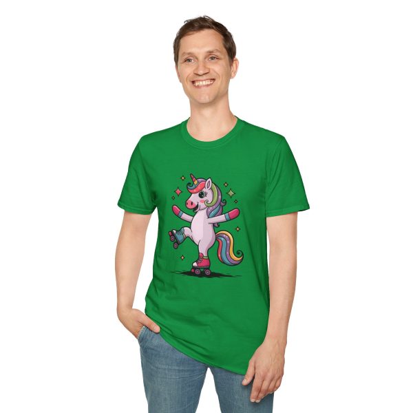 Tshirt LGBTQ+ licorne en skateboard sur fond noir design cool et coloré pour soutien à la fierté et diversité de la communauté LGBT+ t-shirt - Image 91