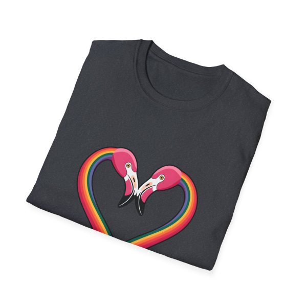 Tshirt Drapeau LGBT flamants roses en forme de coeur fond noir design romantique et symbolique pour célébrer l'amour LGBTQ+ t-shirt - Image 4