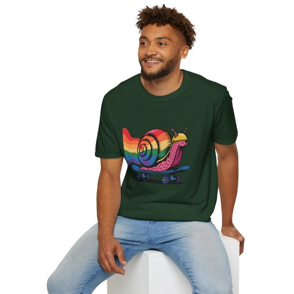 Tshirt LGBTQ+ escargot en skateboard avec fond arc-en-ciel design ludique et vibrant pour célébrer la fierté et inclusion LGBTQ+ t-shirt - Image 84