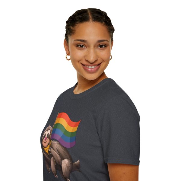 Tshirt Drapeau LGBT paresseux tenant un drapeau arc-en-ciel sur une branche design amusant pour soutien et sensibilisation LGBTQ+ t-shirt - Image 9