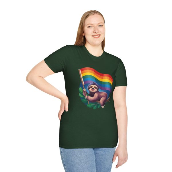 Tshirt Drapeau LGBT paresseux tenant un drapeau arc-en-ciel design amusant et mignon pour sensibilisation et inclusion LGBTQ+ shirt t-shirt - Image 77