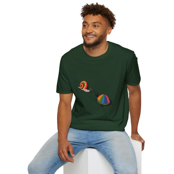 Tshirt Drapeau LGBT escargot avec coquille arc-en-ciel sur fond noir design stylé et vibrant pour sensibilisation LGBTQ+ shirt t-shirt - Image 84