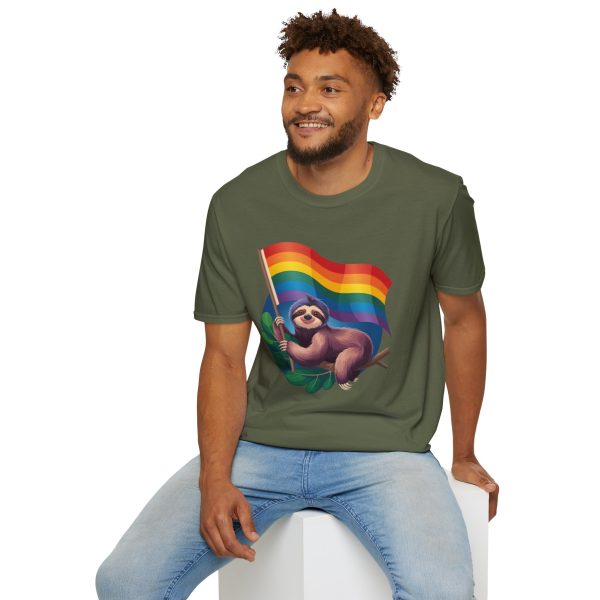 Tshirt Drapeau LGBT paresseux tenant un drapeau arc-en-ciel design amusant et mignon pour sensibilisation et inclusion LGBTQ+ shirt t-shirt - Image 72