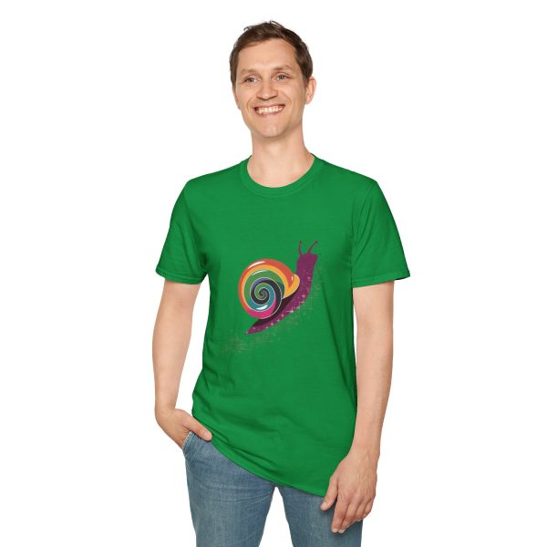 Tshirt Drapeau LGBT escargot assis sur un flocon de neige design mignon et coloré pour sensibilisation à la diversité LGBTQ+ shirt t-shirt - Image 91