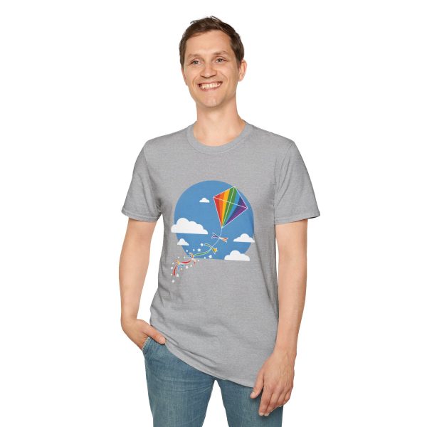 Tshirt LGBT+ cerf-volant avec queue arc-en-ciel volant dans le ciel design joyeux et coloré pour fierté LGBTQ+ shirt t-shirt - Image 31