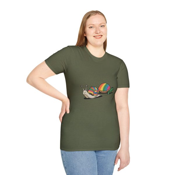 Tshirt LGBT+ deux escargots assis l'un à côté de l'autre design mignon et coloré pour célébrer l'amour et la diversité LGBTQ+ shirt t-shirt - Image 65