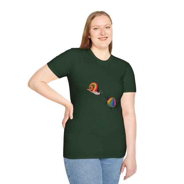 Tshirt Drapeau LGBT escargot avec coquille arc-en-ciel sur fond noir design stylé et vibrant pour sensibilisation LGBTQ+ shirt t-shirt - Image 77