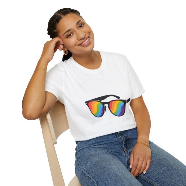 Tshirt LGBT+ lunettes de soleil arc-en-ciel sur fond noir design éclatant pour célébrer la fierté et diversité LGBTQ+ shirt t-shirt - Image 22