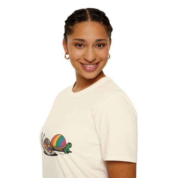 Tshirt LGBT+ deux escargots assis l'un à côté de l'autre design mignon et coloré pour célébrer l'amour et la diversité LGBTQ+ shirt t-shirt - Image 45