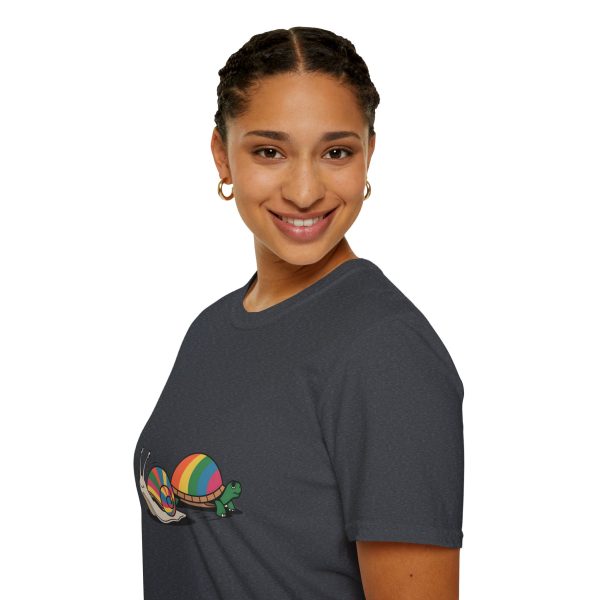 Tshirt LGBT+ deux escargots assis l'un à côté de l'autre design mignon et coloré pour célébrer l'amour et la diversité LGBTQ+ shirt t-shirt - Image 9