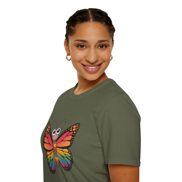 Tshirt LGBTQ+ papillon coloré avec grands yeux sur fond noir design vibrant et amusant pour célébrer la diversité LGBTQ+ shirt t-shirt - Image 69