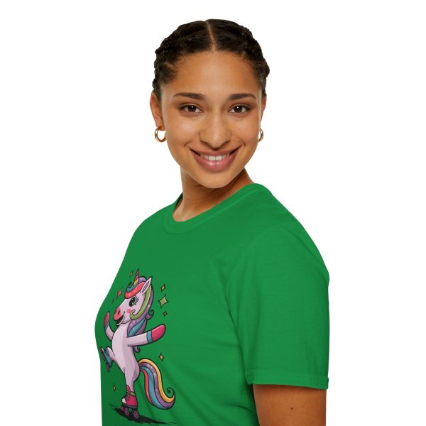 Tshirt LGBTQ+ licorne en skateboard sur fond noir design cool et coloré pour soutien à la fierté et diversité de la communauté LGBT+ t-shirt - Image 93