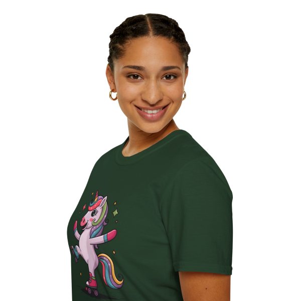 Tshirt LGBTQ+ licorne en skateboard sur fond noir design cool et coloré pour soutien à la fierté et diversité de la communauté LGBT+ t-shirt - Image 81