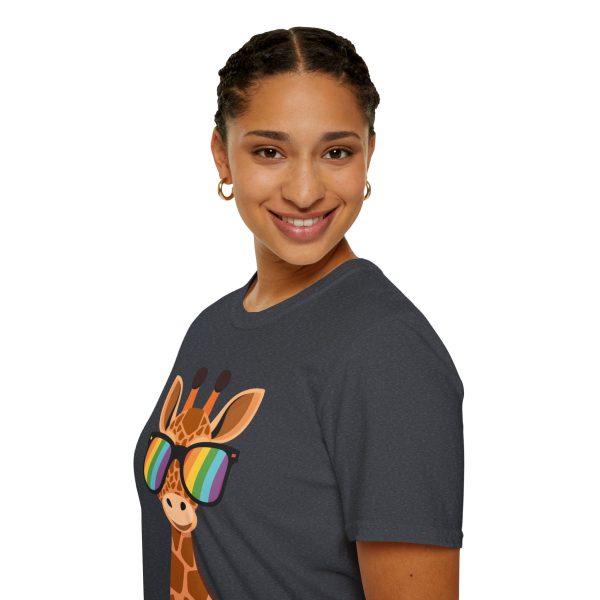 Tshirt LGBT+ girafe avec lunettes de soleil et rayure arc-en-ciel design humoristique et stylé pour fierté et soutien LGBTQ+ shirt t-shirt - Image 9