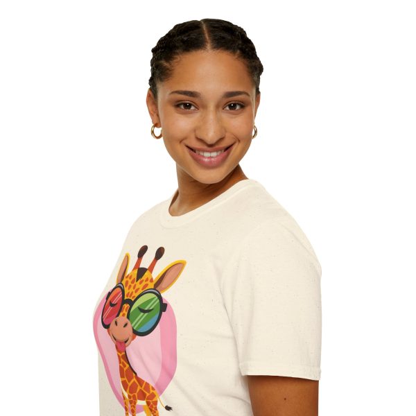 Tshirt LGBT+ girafe avec lunettes et coeur illustration colorée et amusante pour sensibilisation et soutien LGBTQ+ shirt t-shirt - Image 45