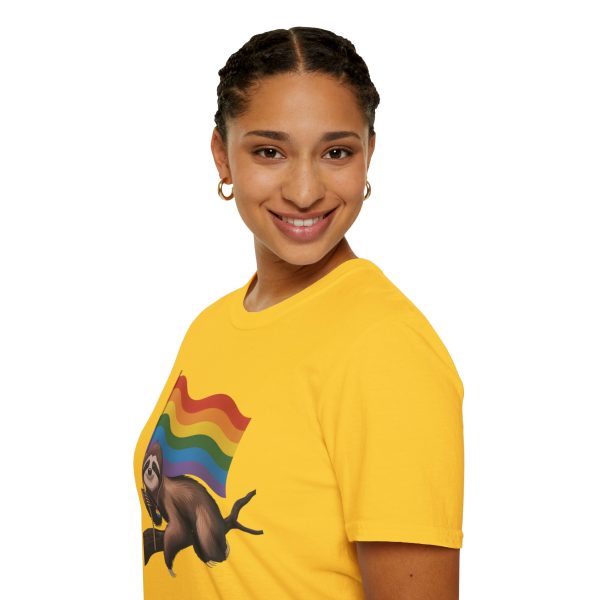 Tshirt Drapeau LGBT paresseux tenant un drapeau arc-en-ciel sur une branche design amusant et coloré pour sensibilisation LGBTQ+ t-shirt - Image 57