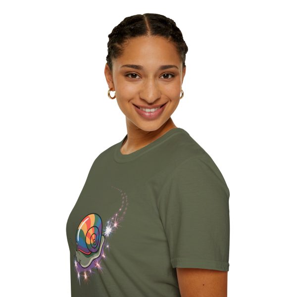 Tshirt LGBT+ escargot avec coquille colorée sur son dos design original et mignon pour célébrer la diversité et fierté LGBTQ+ shirt t-shirt - Image 69